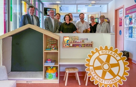 M le Maire et le Dr Hamon avec l'hôpital et le Rotary club de Landerneau inaugure l'espace enfant de la salle d'attente.